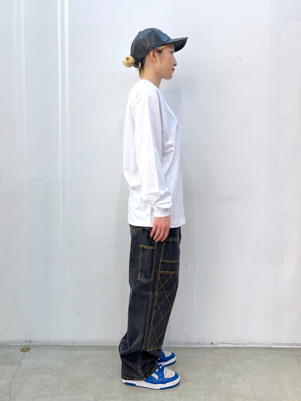 ブルー系のブルゾン、ホワイト系のTシャツ/カットソー、ブラック系のデニムパンツを着用したレディースの冬コーディネートの5枚目の写真