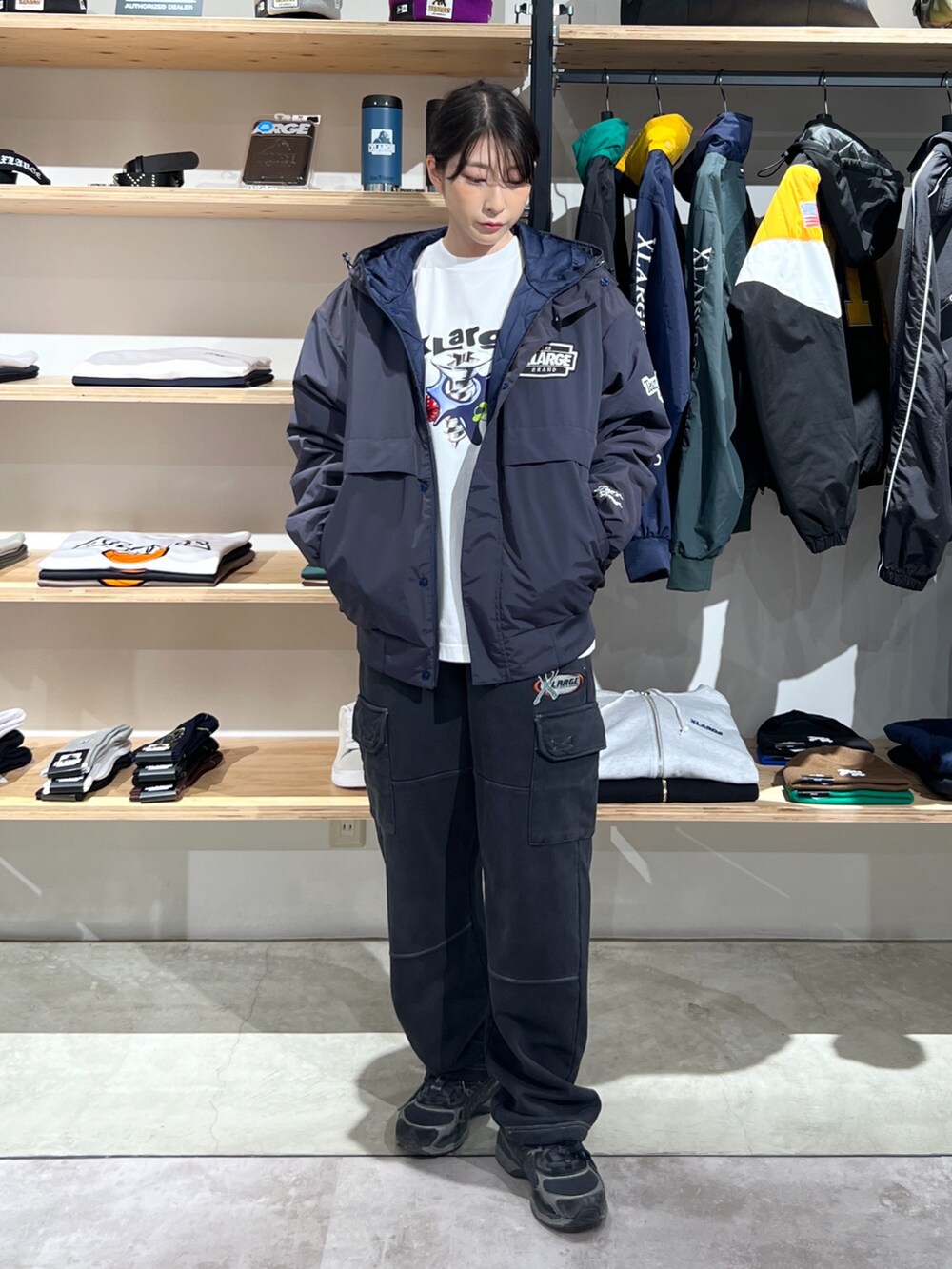 「アウター、ジャケット、Tシャツ、ロンT、パンツスタイル、スウェットパンツ、スウェット、秋冬コーデ、秋コーデ、冬アウター」｜「XLARGEのNYLON PUFFER JACKET（ブルゾン、ブルー系）」を使った、Hinakoさん（レディース・165cm）の秋コーディネートの2枚目の写真