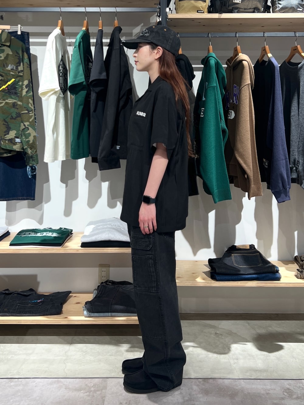 「最近のいい感じコーデ、ラフコーデ、キャップ、シャツ、シャツスタイル、パンツスタイル、パンツ、ブラック、ootd、outfit、夏コーデ、夏」｜「XLARGEのPATCHED DENIM CAP（キャップ、ブラック系）」を使った、Hinakoさん（レディース・165cm）の春コーディネートの4枚目の写真