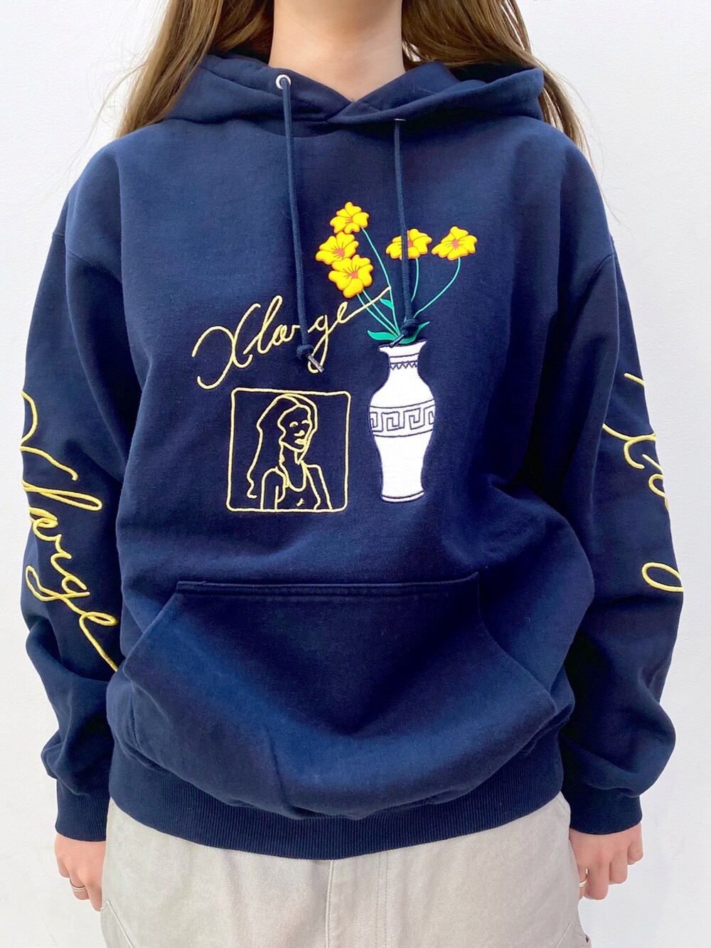 ブルー系のパーカー、グレー系のその他パンツを着用したレディースの冬コーディネートの4枚目の写真