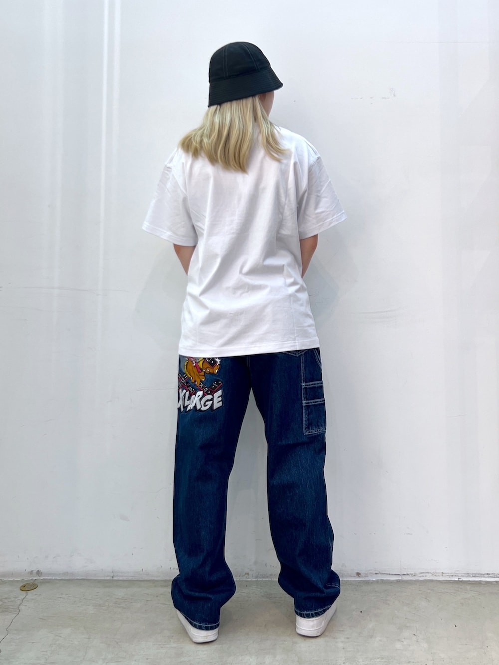 ホワイト系のTシャツ/カットソー、ブルー系のデニムパンツを着用したレディースの秋コーディネートの2枚目の写真
