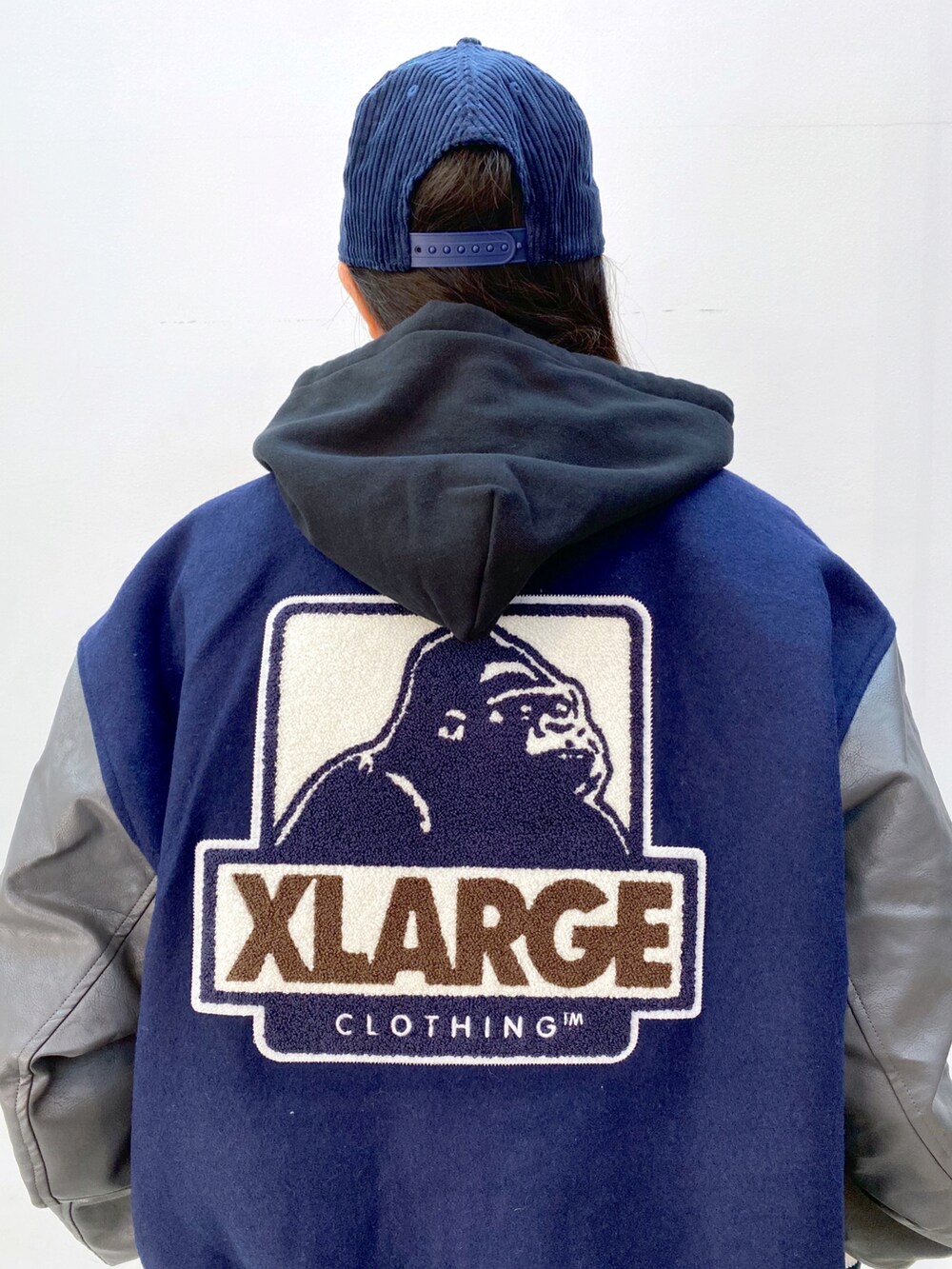 「秋冬コーデ、ジャケット、パーカー、パンツスタイル、おしゃれさんと繋がりたい、キャップ、メンズライク、ootd」｜「XLARGEのXLARGE×NEWERA WALKING APE SNAPBACK CORDUROY CAP（キャップ、ブルー系）」を使った、Hinakoさん（レディース・165cm）の秋コーディネートの3枚目の写真