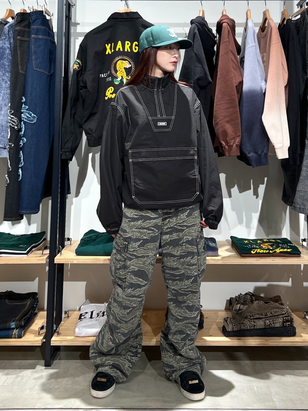 「今日のコーデ、パンツコーデ、アウター、ジャケット、キャップ、カーゴパンツ、パンツスタイル、カモフラ、ootd、outfit」｜「NEW ERAのXLARGE×NEW ERA OLD ENGLISH CAP（キャップ、グリーン系）」を使った、Hinakoさん（レディース・165cm）の春コーディネートの2枚目の写真