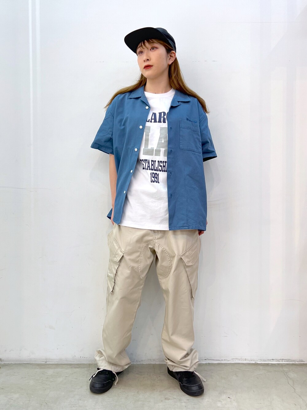 ブルー系のシャツ/ブラウス、ホワイト系のTシャツ/カットソー、ベージュ系のその他パンツを着用したレディースの春コーディネートの2枚目の写真