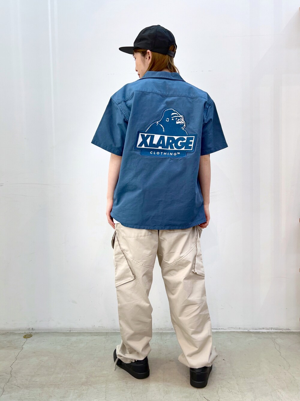 ブルー系のシャツ/ブラウス、ホワイト系のTシャツ/カットソー、ベージュ系のその他パンツを着用したレディースの春コーディネートの4枚目の写真