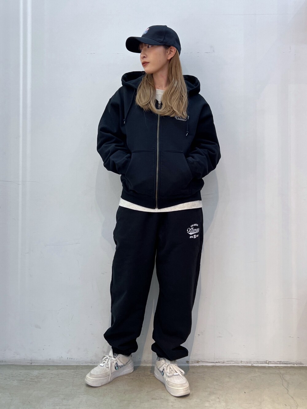 「キャップ、Tシャツ、ロンT、パーカー、ブラック、パンツスタイル、スウェットパンツ、ラフ」｜「XLARGEのXL 91 6PANEL CAP（キャップ、ブラック系）」を使った、Hinakoさん（レディース・165cm）の冬コーディネートの2枚目の写真