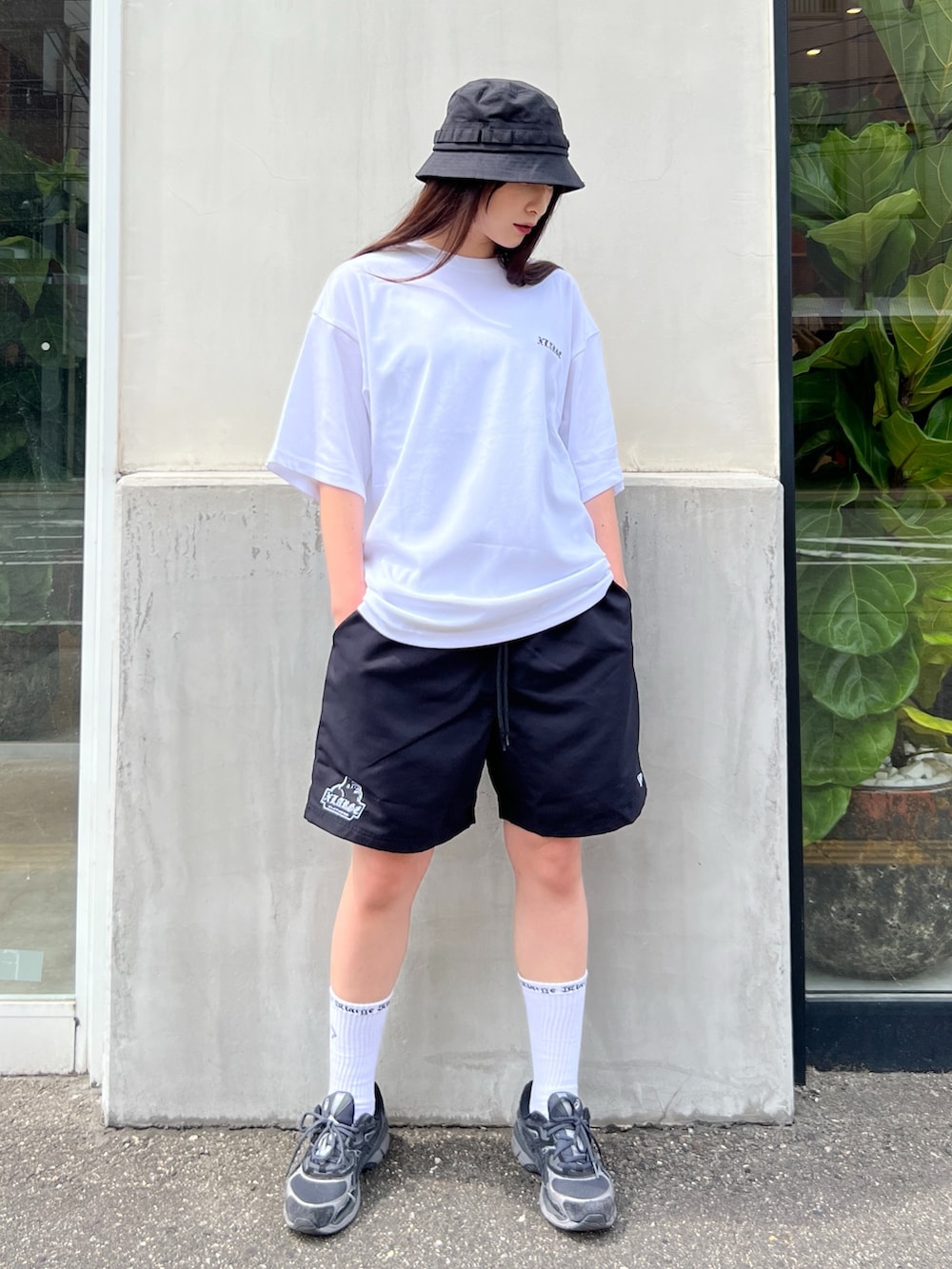 「ハット、Tシャツ、パンツスタイル、ショートパンツ、夏コーデ、フェススタイル、ブラック、ホワイト、ootd、outfit」｜「XLARGEのRIPSTOP MILITARY HAT（ハット、ブラック系）」を使った、Hinakoさん（レディース・165cm）の夏コーディネートの4枚目の写真