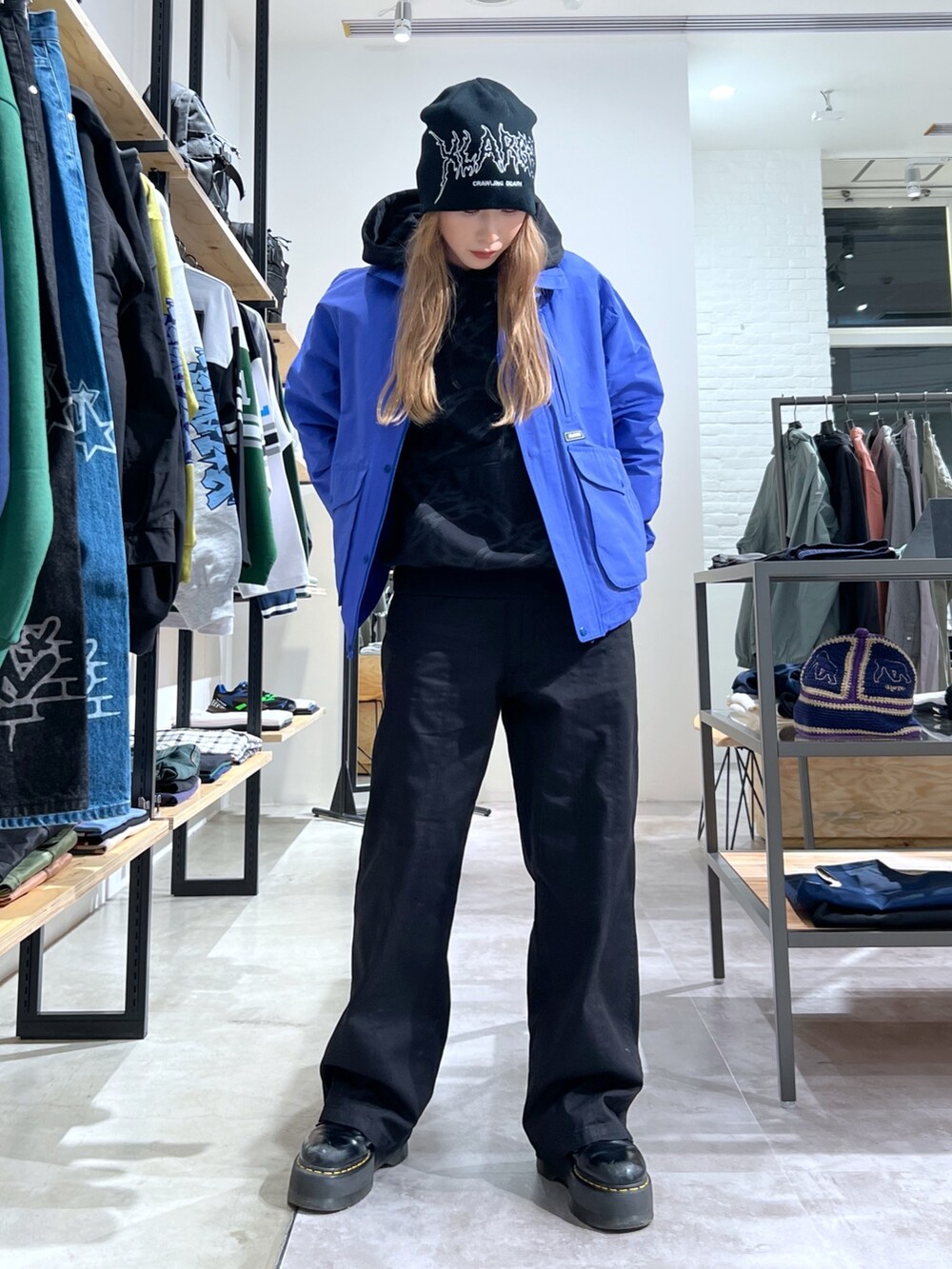「ニット、パーカー、パンツスタイル、チノパン、ブラック、アウター、ジャケット、ootd」｜「Crawling DeathのXLARGE×Crawling Death SINGLE BEANIE（ニットキャップ/ビーニー、ブラック系）」を使った、Hinakoさん（レディース・165cm）の春コーディネートの4枚目の写真