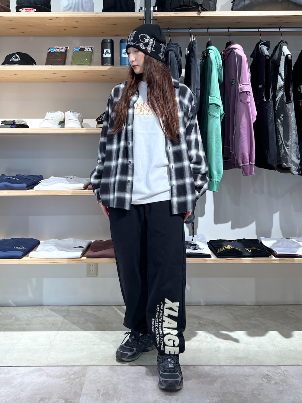 「ニット、シャツスタイル、チェック、Tシャツ、ロンT、パンツスタイル、スウェット、スウェットパンツ、秋コーデ」｜「XLARGEのRHINESTONE LOGO KNIT CAP（ニットキャップ/ビーニー、ブラック系）」を使った、Hinakoさん（レディース・165cm）の秋コーディネートの2枚目の写真
