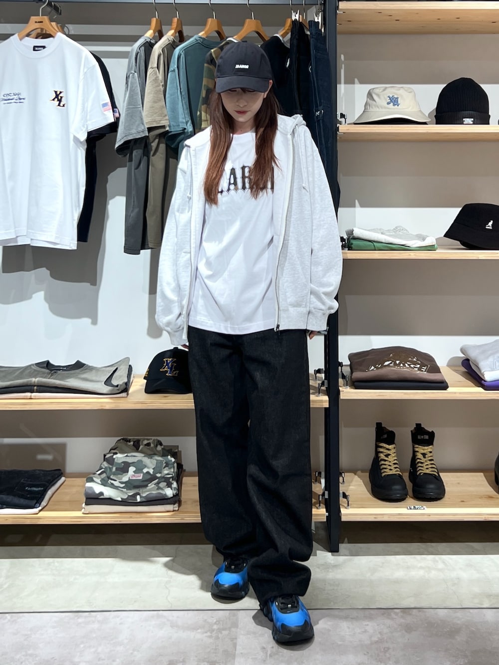 「ロゴT、パーカー、スウェット、キャップ、パンツスタイル、パンツ、デニム、デニムパンツ、ootd、outfit」｜「XLARGEのCURVED BRIM SMALL LOGO CAP（キャップ、ブラック系）」を使った、Hinakoさん（レディース・165cm）の夏コーディネートの3枚目の写真