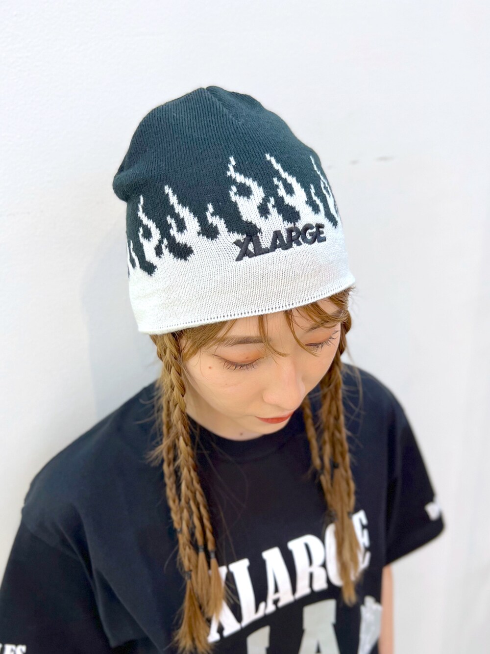 ブラック系のTシャツ/カットソー、ブラック系のその他パンツ、ホワイト系のキャップを着用したレディースの春コーディネートの3枚目の写真