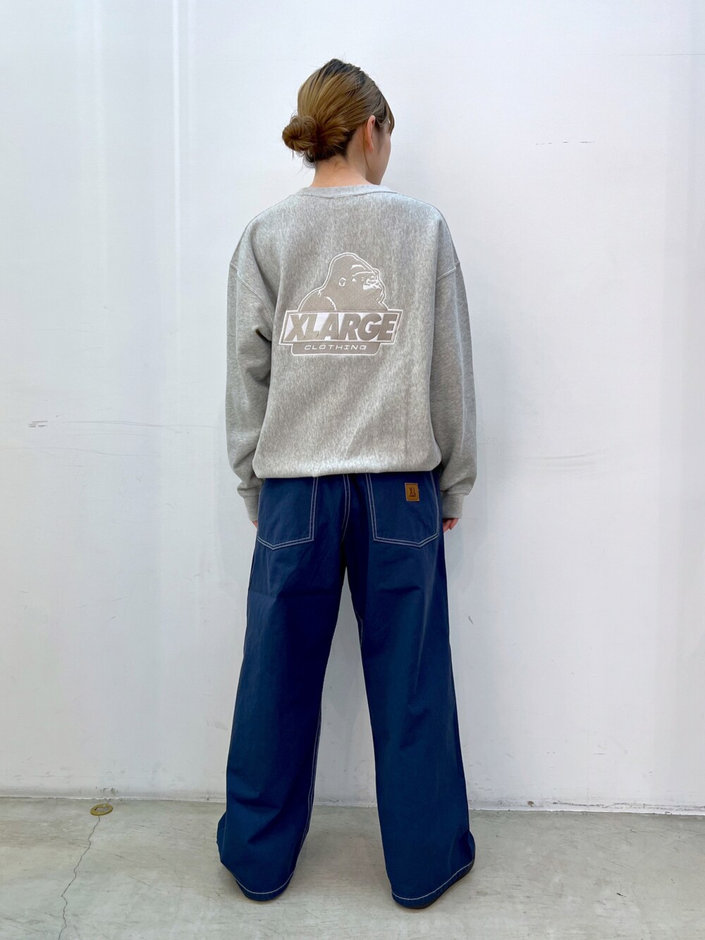 グレー系のスウェット、ブルー系のその他パンツを着用したレディースの春コーディネートの2枚目の写真