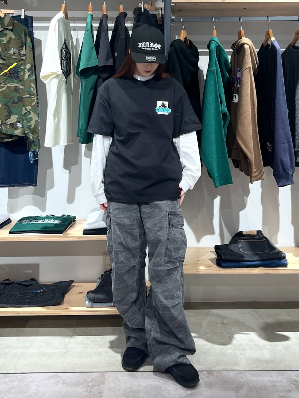 「最近のいい感じコーデ、ラフコーデ、プリントT、キャップ、Tシャツ、パンツスタイル、パンツ、カーゴパンツ、ブラック、夏コーデ、夏、ootd、outfit」｜「NEW ERAのXLARGE×NEW ERA OLD ENGLISH LOGO CAP（キャップ、ブラック系）」を使った、Hinakoさん（レディース・165cm）の春コーディネートの4枚目の写真