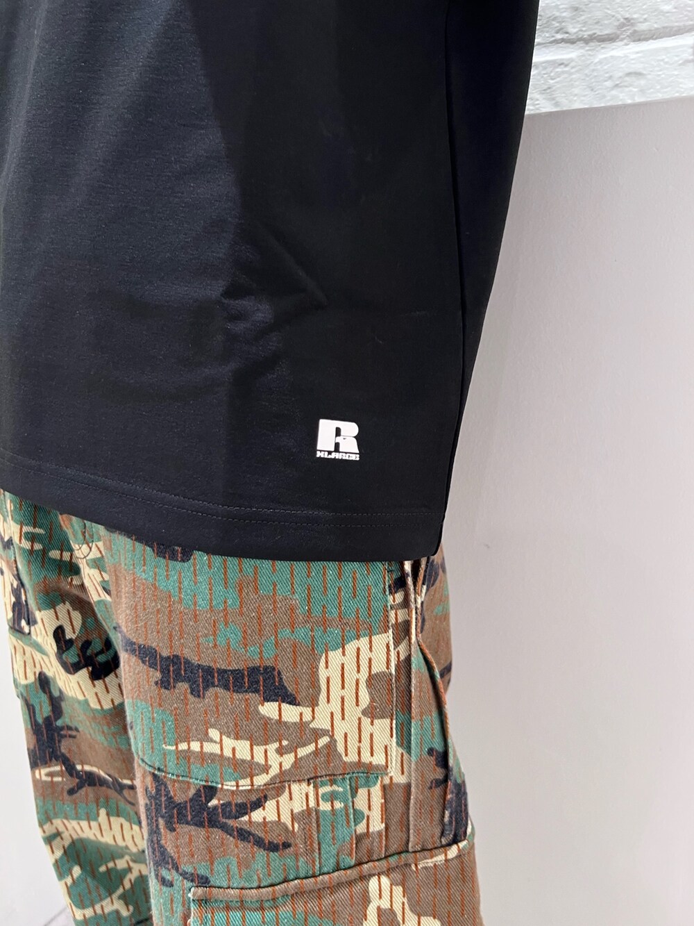 「キャップ、Tシャツ、パンツスタイル、パンツ、カーゴパンツ、カモフラ、夏、春コーデ、春、春夏コーデ、ootd、outfit」｜「NEW ERAのXLARGE×NEW ERA OLD ENGLISH LOGO CAP（キャップ、グリーン系）」を使った、Hinakoさん（レディース・165cm）の春コーディネートの6枚目の写真
