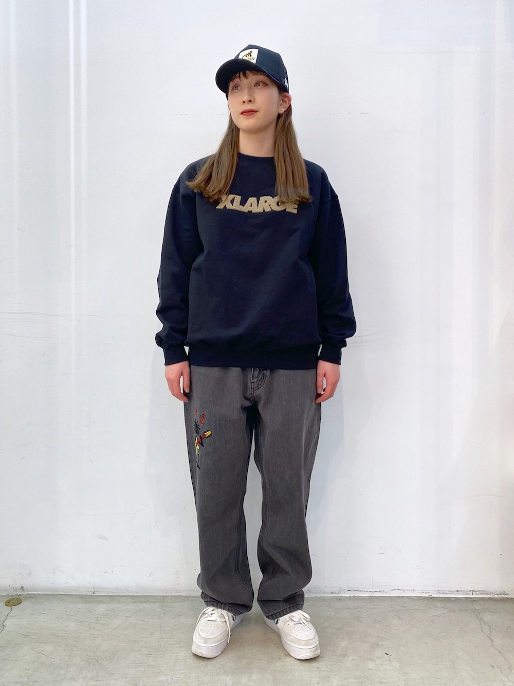 ブラウン系のブルゾン、ブラック系のスウェット、ブラック系のその他パンツを着用したレディースの冬コーディネートの4枚目の写真