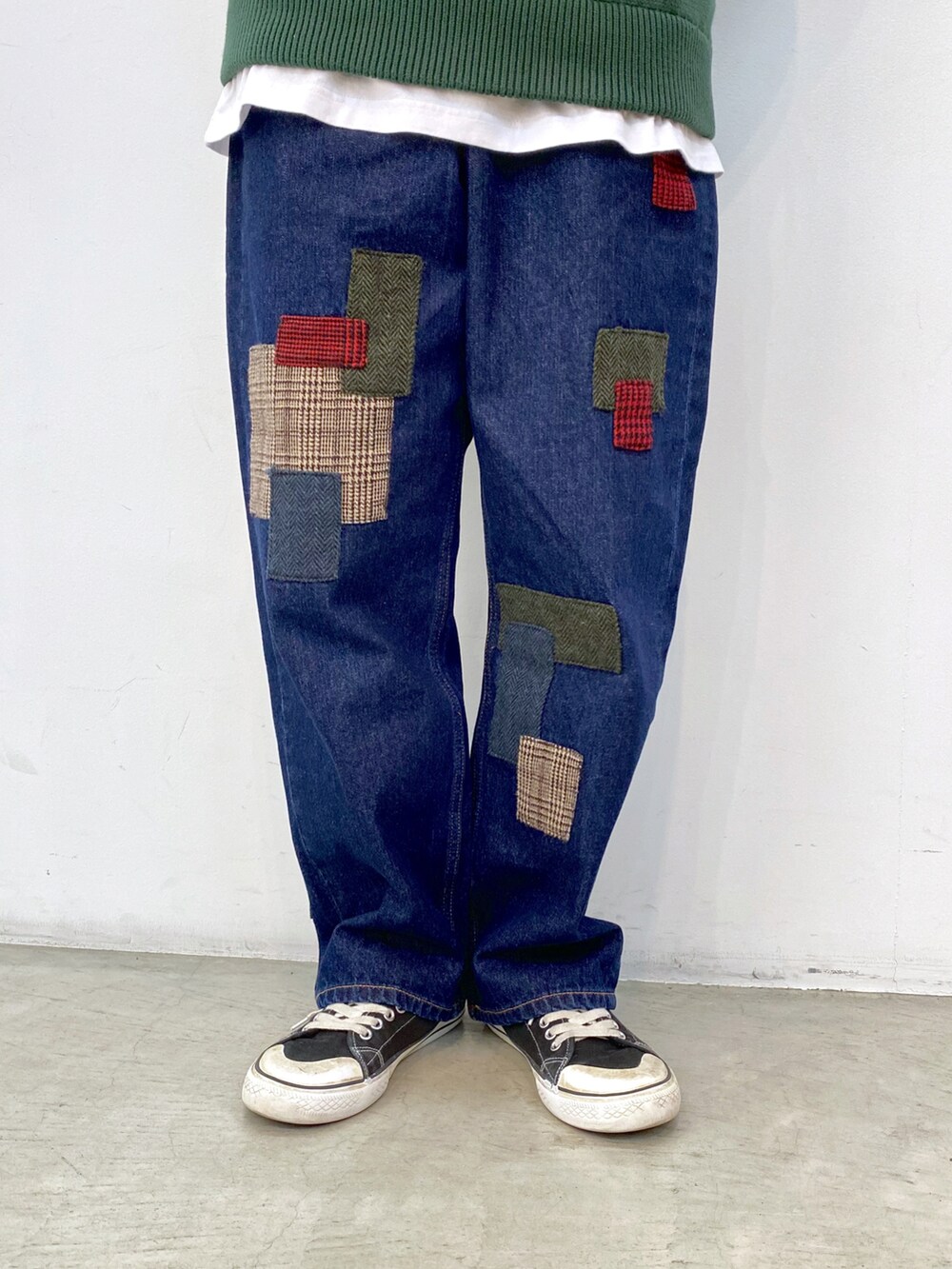 グリーン系のニット/セーター、ホワイト系のTシャツ/カットソー、ブルー系のその他パンツを着用したレディースの冬コーディネートの2枚目の写真