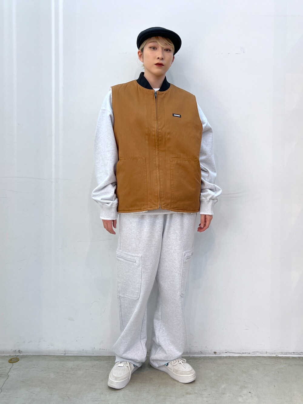 「スウェット、ベスト、ボア、ハンチング、パンツスタイル、スウェットパンツ、おしゃれさんと繋がりたい、今日のコーデ、ootd」｜「X-girlのHUNTING CAP（ハンチング/ベレー帽、ブラック系）」を使った、Hinakoさん（レディース・165cm）の冬コーディネートの4枚目の写真