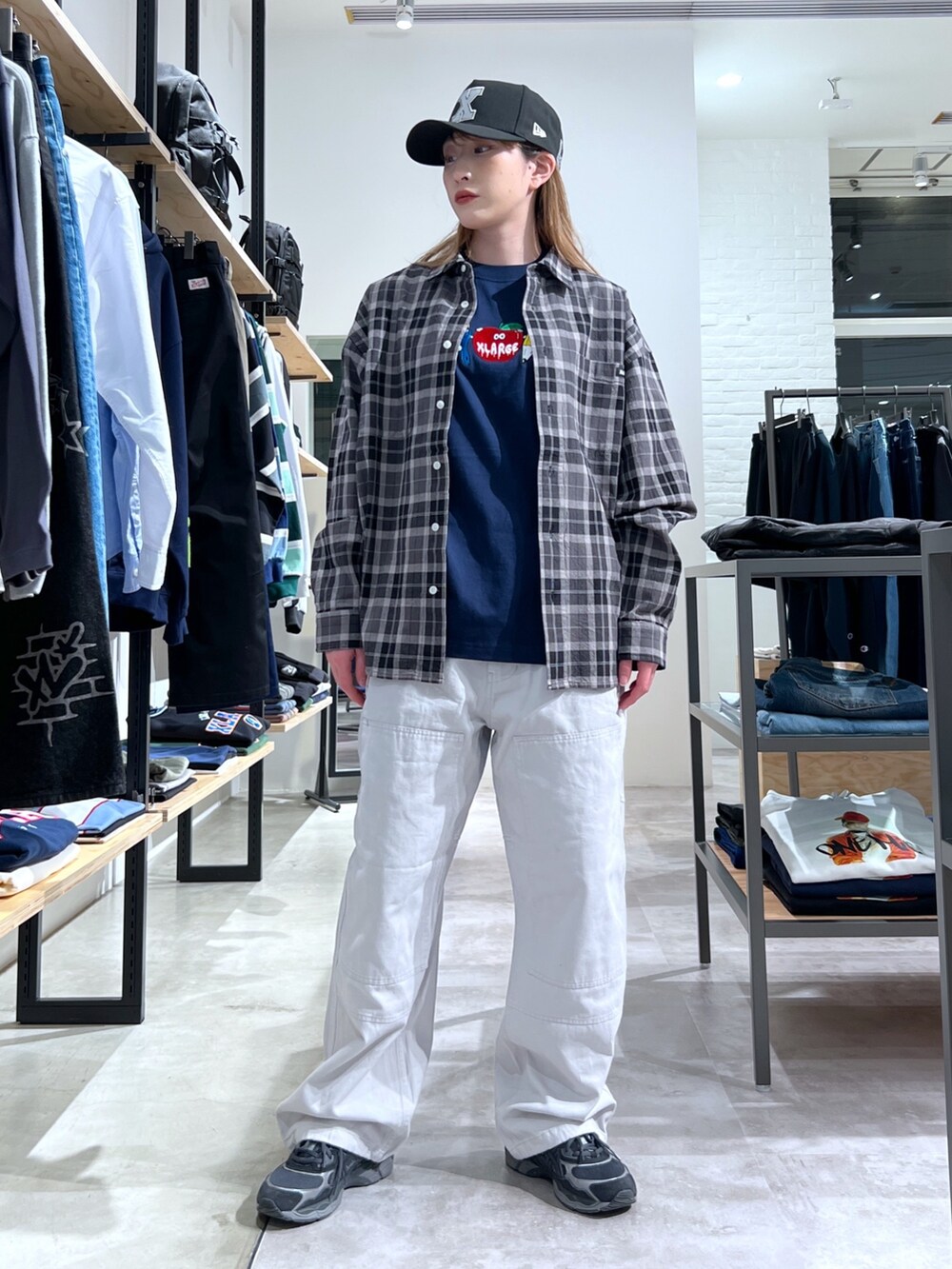 グレー系のシャツ/ブラウス、ブルー系のTシャツ/カットソー、グレー系のその他パンツを着用したレディースの春コーディネートの3枚目の写真