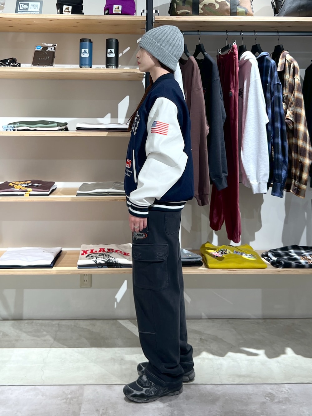 「ニット、アウター、ジャケット、パンツスタイル、スウェット、スウェットパンツ、冬コーデ、カラーコーデ、ootd、outfit」｜「XLARGEのRIB KNIT CAP（ニットキャップ/ビーニー、グレー系）」を使った、Hinakoさん（レディース・165cm）の冬コーディネートの4枚目の写真