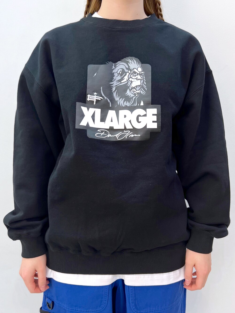 ブラック系のスウェット、ホワイト系のTシャツ/カットソー、ブルー系のその他パンツを着用したレディースの春コーディネートの4枚目の写真