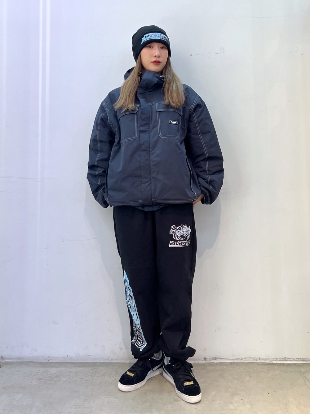 「ニット、スウェット、アウター、ジャケット、ラフ、秋コーデ、冬コーデ」｜「XLARGEのXLARGE × AVIREX KNIT CUFF BEANIE（ニットキャップ/ビーニー、ブラック系）」を使った、Hinakoさん（レディース・165cm）の秋コーディネートの2枚目の写真