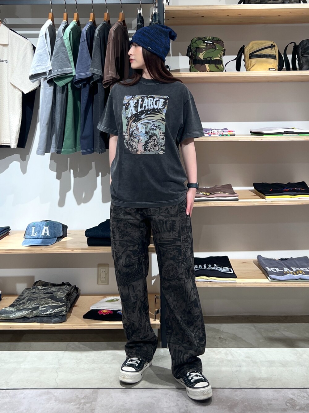 「ラフコーデ、Tシャツコーデ、デニム、Tシャツ、ブラック、デニムパンツ、パンツスタイル、パンツ、夏コーデ、夏、ニット、ニット帽、ootd、outfit」|「XLARGEのPAPER YARN BEANIE(ニットキャップ/ビーニー、ブルー系)」を使った、Hinakoさん(レディース・165cm)の春コーディネートの2枚目の写真