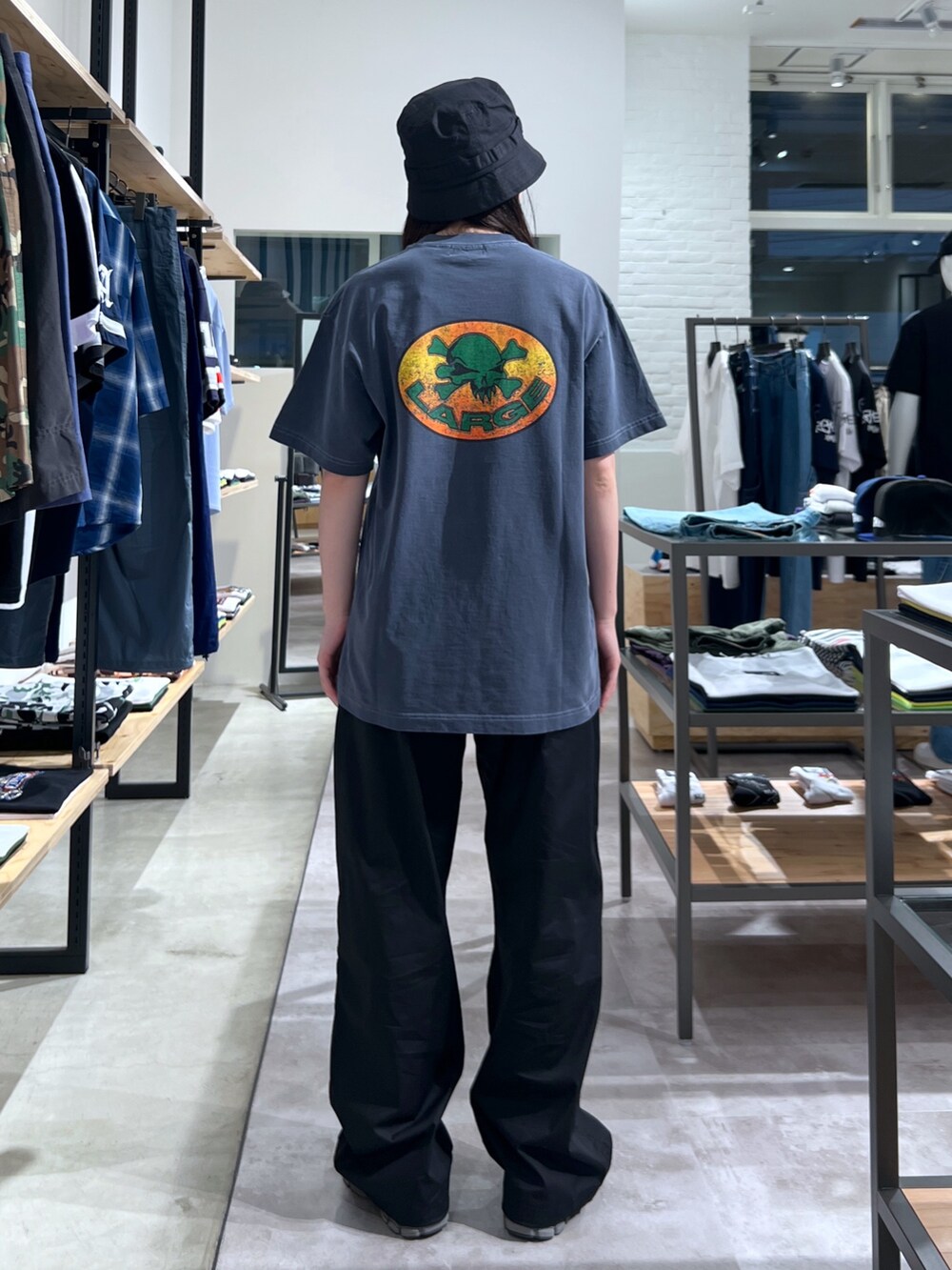 ブルー系のTシャツ/カットソー、ブラック系のその他パンツ、ブラック系のハットを着用したレディースの夏コーディネートの3枚目の写真