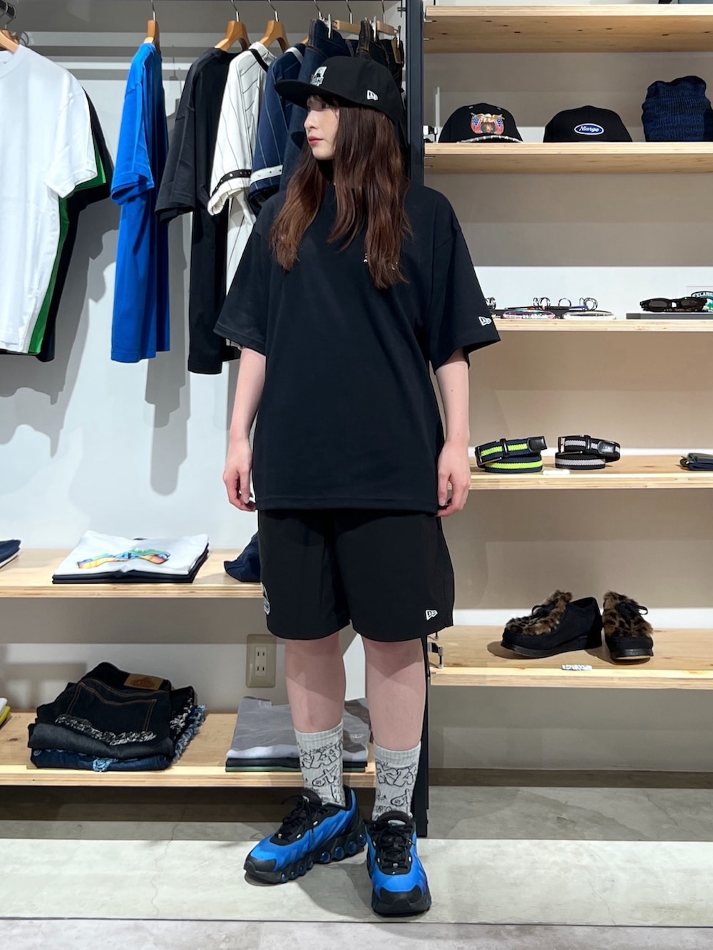 「夏コーデ、黒Tシャツ、キャップ、ブラック、ハーフパンツ、パンツスタイル、ショートパンツ、ootd、outfit、Tシャツ、ラフ」|「NEW ERAのXLARGE×NEW ERA PERFORMANCE 9FIFTY DIAMOND ERA CAP(キャップ、ブラック系)」を使った、Hinakoさん(レディース・165cm)の夏コーディネートの2枚目の写真
