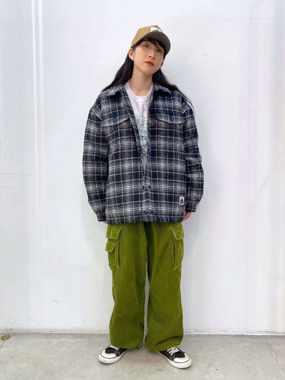 「秋冬コーデ、今日のコーデ、パンツコーデ、黒、アウター、キャップ、Tシャツ、XLARGE、メンズライク」｜「XLARGEの【XLARGE×NEW ERA】WALKING APE SNAPBACK CAP（キャップ、ベージュ系）」を使った、Hinakoさん（レディース・165cm）の秋コーディネートの2枚目の写真