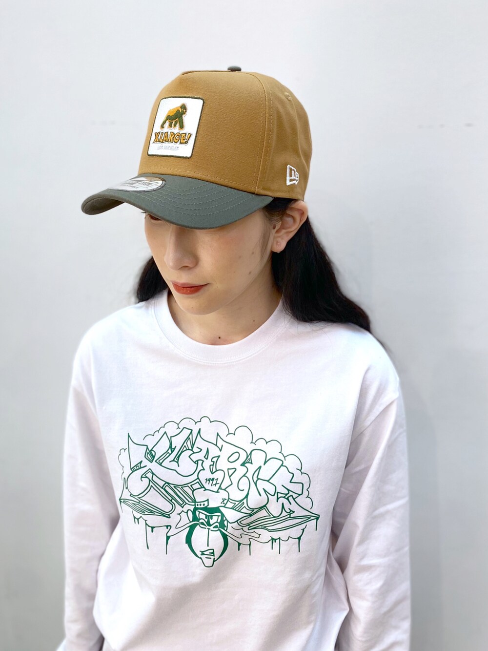 「秋冬コーデ、今日のコーデ、パンツコーデ、黒、アウター、キャップ、Tシャツ、XLARGE、メンズライク」｜「XLARGEの【XLARGE×NEW ERA】WALKING APE SNAPBACK CAP（キャップ、ベージュ系）」を使った、Hinakoさん（レディース・165cm）の秋コーディネートの4枚目の写真