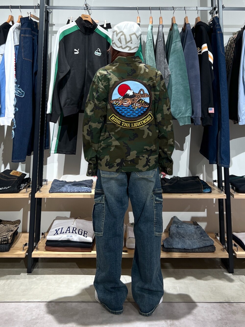 「春コーデ、シャツスタイル、シャツ、ニット帽、パンツスタイル、パンツ、デニム、デニムパンツ、春、ootd、outfit」｜「XLARGEのXL TAGGING SINGLE BEANIE（ニットキャップ/ビーニー、ホワイト系）」を使った、Hinakoさん（レディース・165cm）の春コーディネートの2枚目の写真
