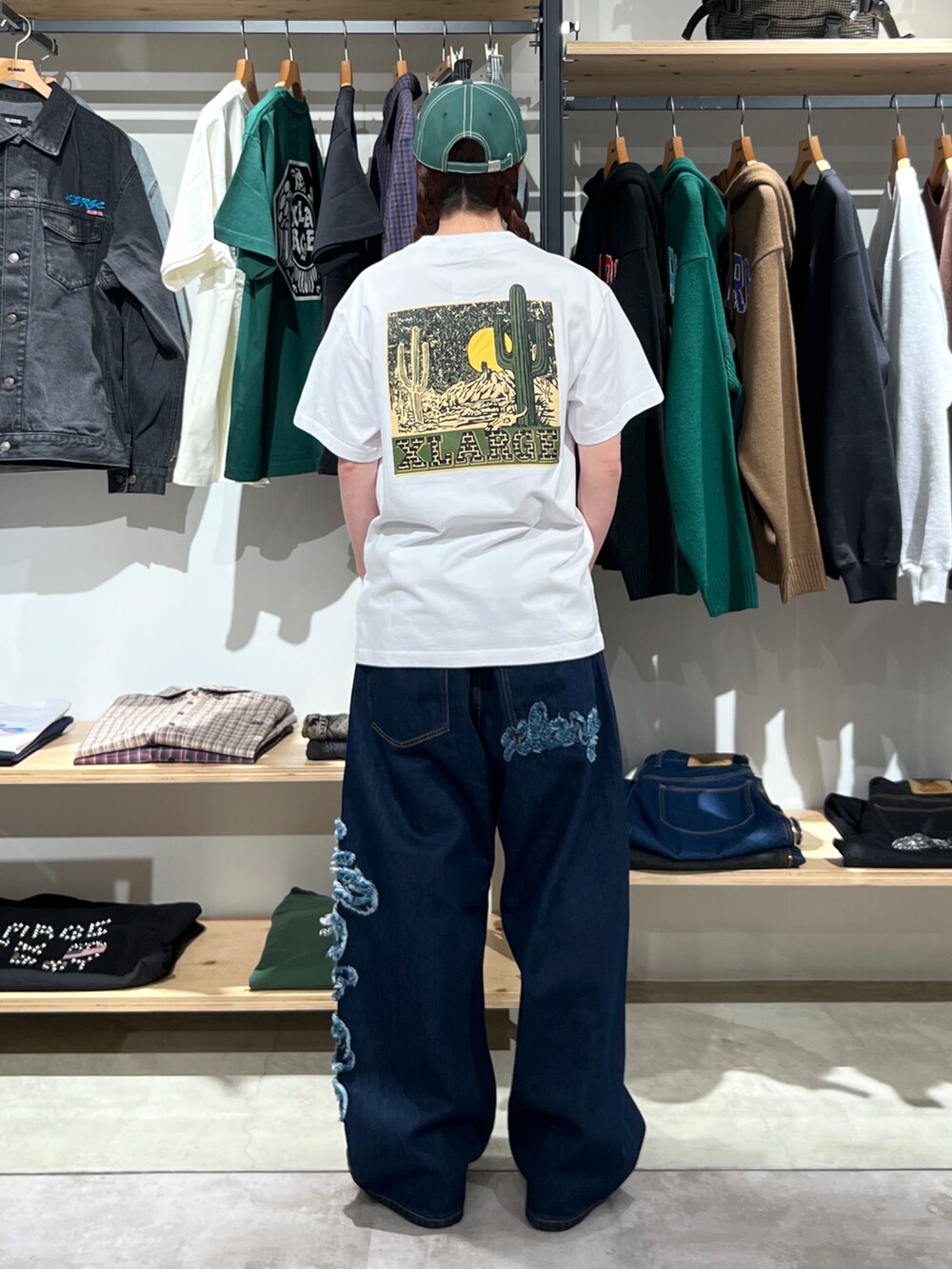 「キャップ、Tシャツ、カラーコーデ、パンツスタイル、パンツ、デニム、デニムパンツ、春コーデ、春、ootd、outfit」｜「XLARGEのDAMAGED 6PANEL CAP（キャップ、グリーン系）」を使った、Hinakoさん（レディース・165cm）の春コーディネートの3枚目の写真