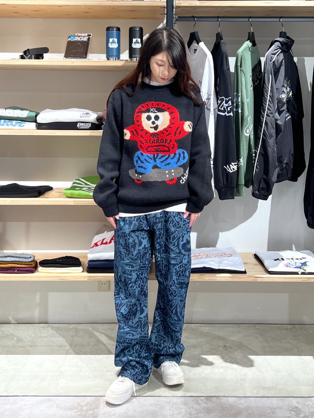 「ニット、パンツスタイル、デニム、デニムパンツ、カラーパンツ、カラーコーデ、秋コーデ、秋冬コーデ、ootd」｜「XLARGEのBOY CREWNECK KNIT（ニット/セーター、ブラック系）」を使った、Hinakoさん（レディース・165cm）の秋コーディネートの2枚目の写真