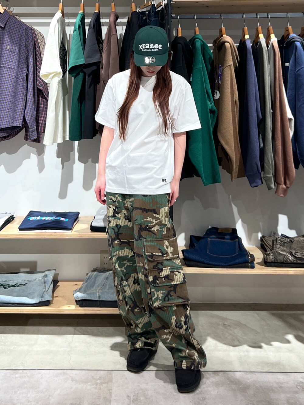 「キャップ、Tシャツ、パンツスタイル、パンツ、カーゴパンツ、カモフラ、夏、春コーデ、春、春夏コーデ、ootd、outfit」｜「NEW ERAのXLARGE×NEW ERA OLD ENGLISH LOGO CAP（キャップ、グリーン系）」を使った、Hinakoさん（レディース・165cm）の春コーディネートの4枚目の写真