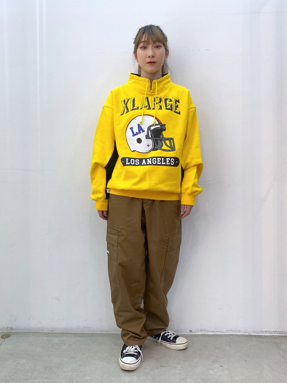 イエロー系のスウェット、ベージュ系のその他パンツを着用したレディースの春コーディネートの2枚目の写真