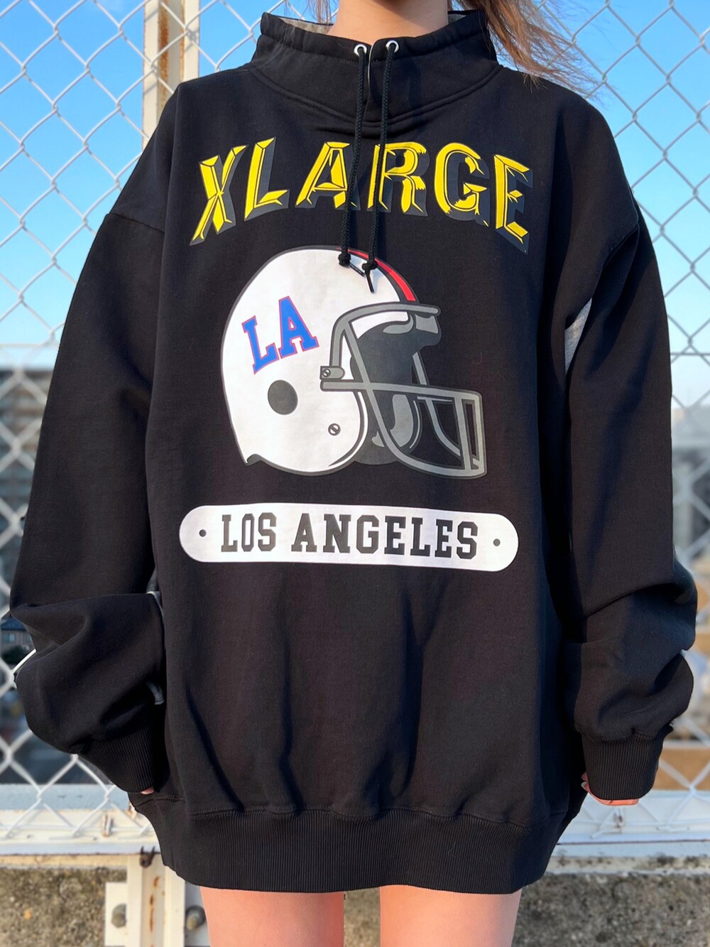 ブラック系のスウェット、ホワイト系のソックス/靴下を着用したレディースの春コーディネートの2枚目の写真