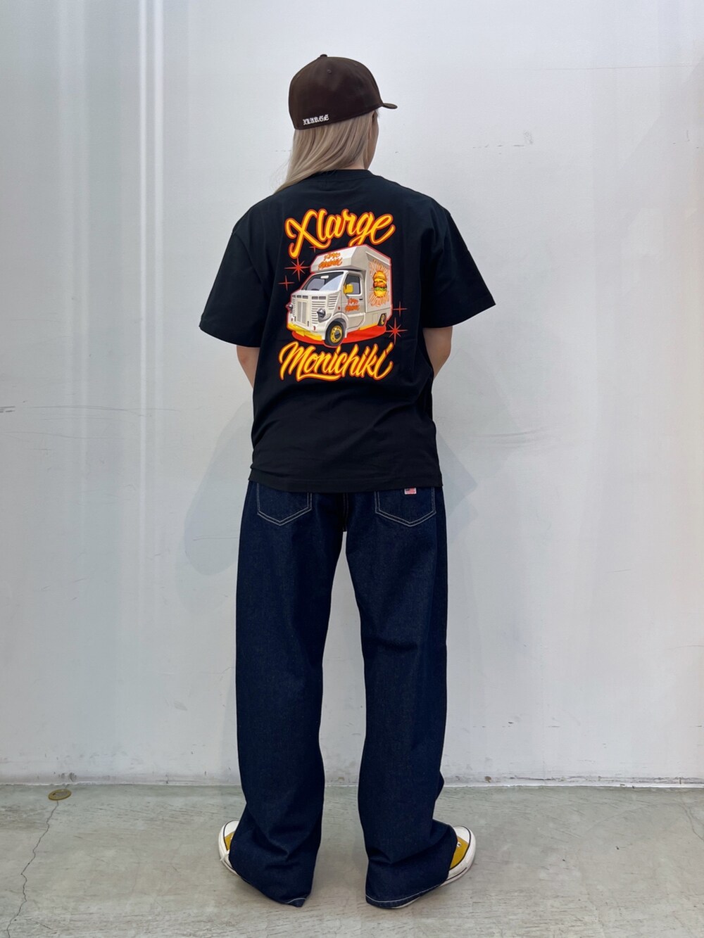「キャップ、Tシャツ、パンツスタイル、エプロン、デニム」｜「NEW ERAのXLARGE×NEWERA OLD ENGLISH CAP（キャップ、ブラウン系）」を使った、Hinakoさん（レディース・165cm）の秋コーディネートの2枚目の写真