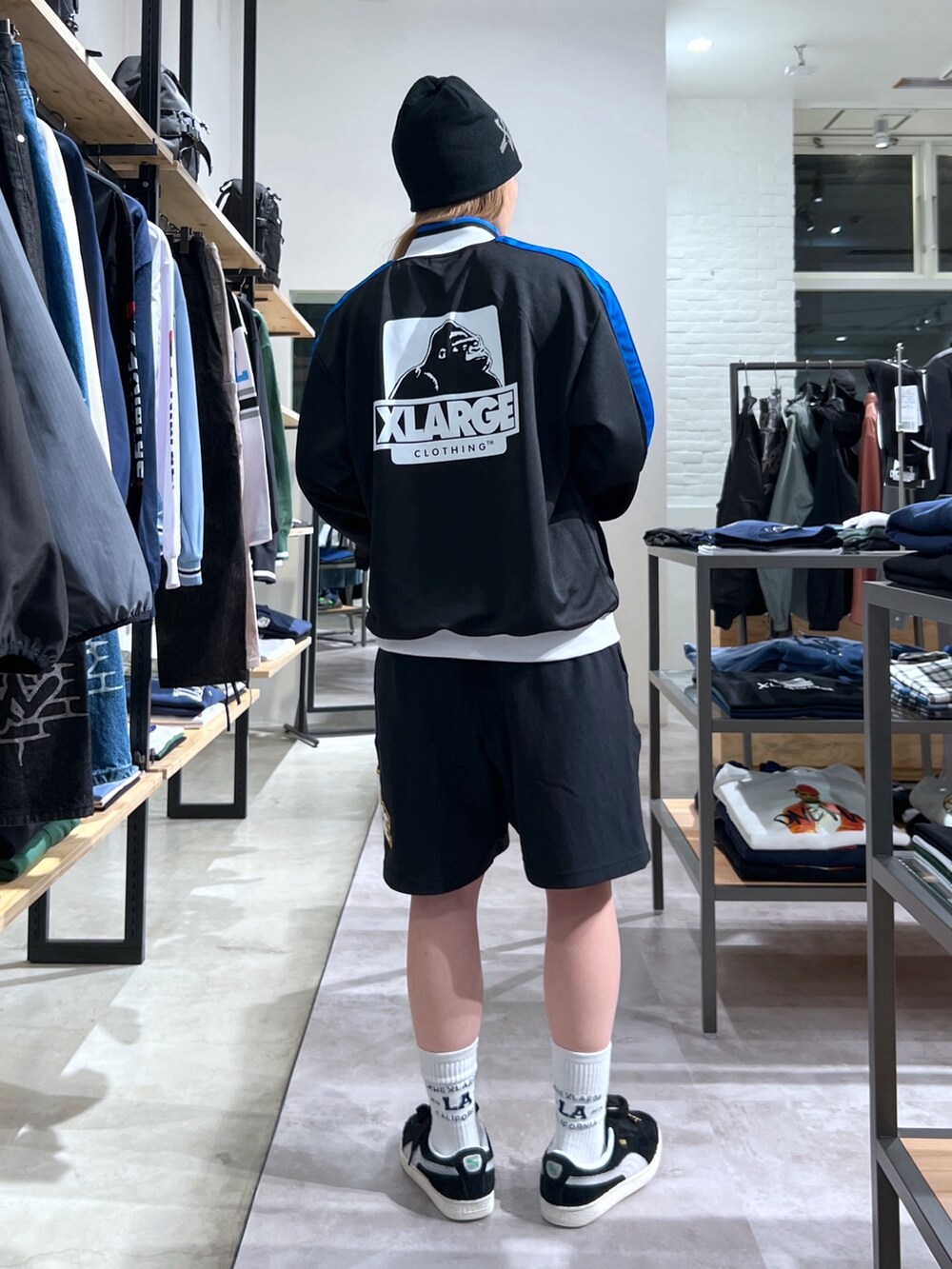 「ニット、アウター、ジャケット、トラックジャケット、ハーフパンツ、ショートパンツ、スウェット、スウェットパンツ」｜「XLARGEのGRAFFITI LOGO SINGLE BEANIE（ニットキャップ/ビーニー、ブラック系）」を使った、Hinakoさん（レディース・165cm）の春コーディネートの2枚目の写真