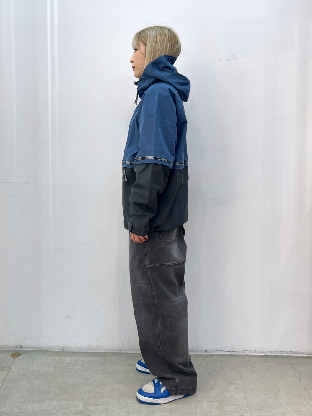 「アウター、パンツスタイル、デニム、デニムパンツ、ストリート、メンズライク、ootd、おしゃれさんと繋がりたい、XLARGE」|「XLARGEのTAPED ANORAK JACKET(その他アウター、ブルー系)」を使った、Hinakoさん(レディース・165cm)の春コーディネートの2枚目の写真