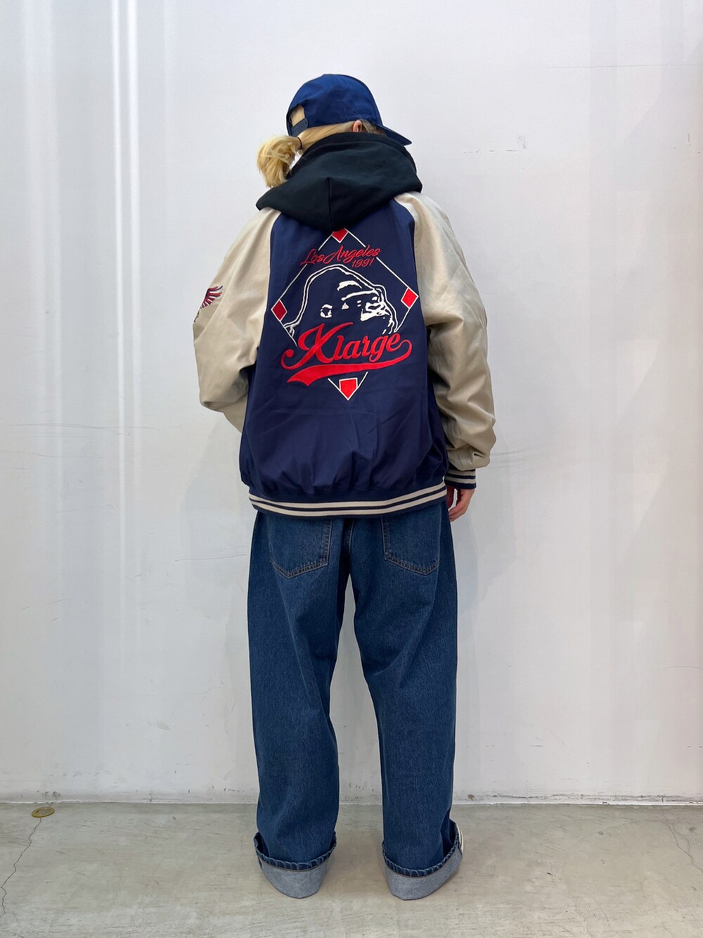 「キャップ、アウター、ジャケット、デニム、パンツスタイル、パーカー、カラーコーデ、ootd、メンズライク、ストリート」｜「XLARGEのOLD ENGLISH LOGO 6PANEL CAP（キャップ、ブルー系）」を使った、Hinakoさん（レディース・165cm）の秋コーディネートの2枚目の写真