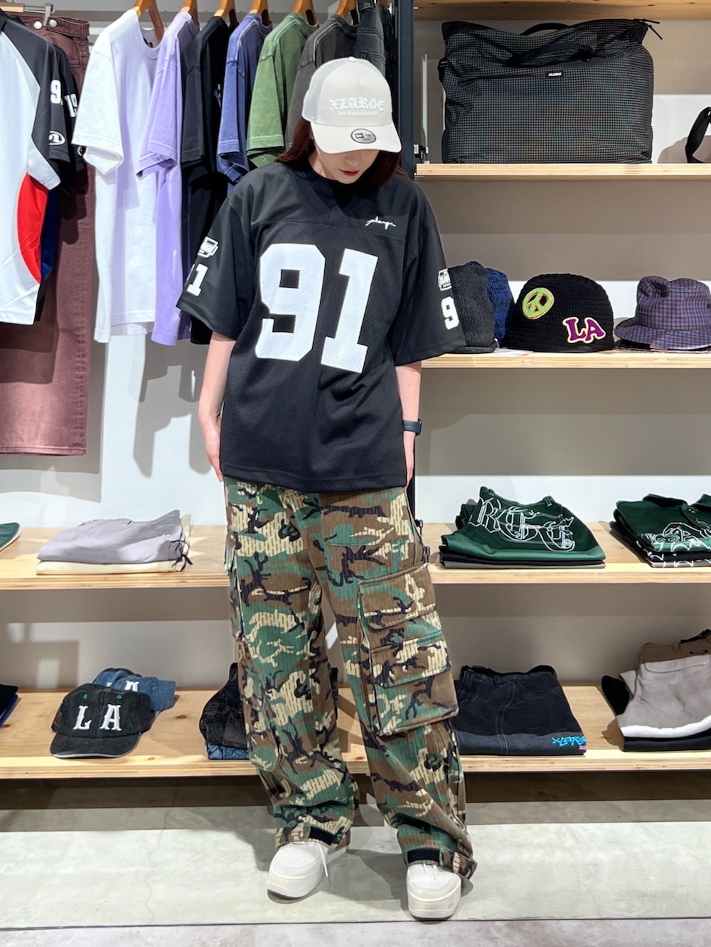 「迷彩パンツ、キャップ、カラーコーデ、夏、メッシュ、カーゴパンツ、パンツスタイル、パンツ、ootd、outfit」｜「NEW ERAのXLARGE×NEW ERA OLD ENGLISH LOGO MESH SNAPBACK CAP（キャップ、ホワイト系）」を使った、Hinakoさん（レディース・165cm）の夏コーディネートの3枚目の写真