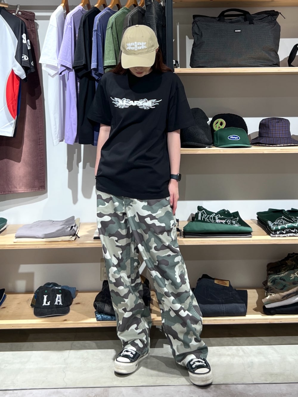「迷彩パンツ、キャップ、Tシャツ、カーゴパンツ、パンツスタイル、パンツ、カラーコーデ、カラーパンツ、ootd、outfit、ラフ」|「XLARGEのX ANCIENT FUTURISTIC CAP(キャップ、ベージュ系)」を使った、Hinakoさん(レディース・165cm)の夏コーディネートの2枚目の写真
