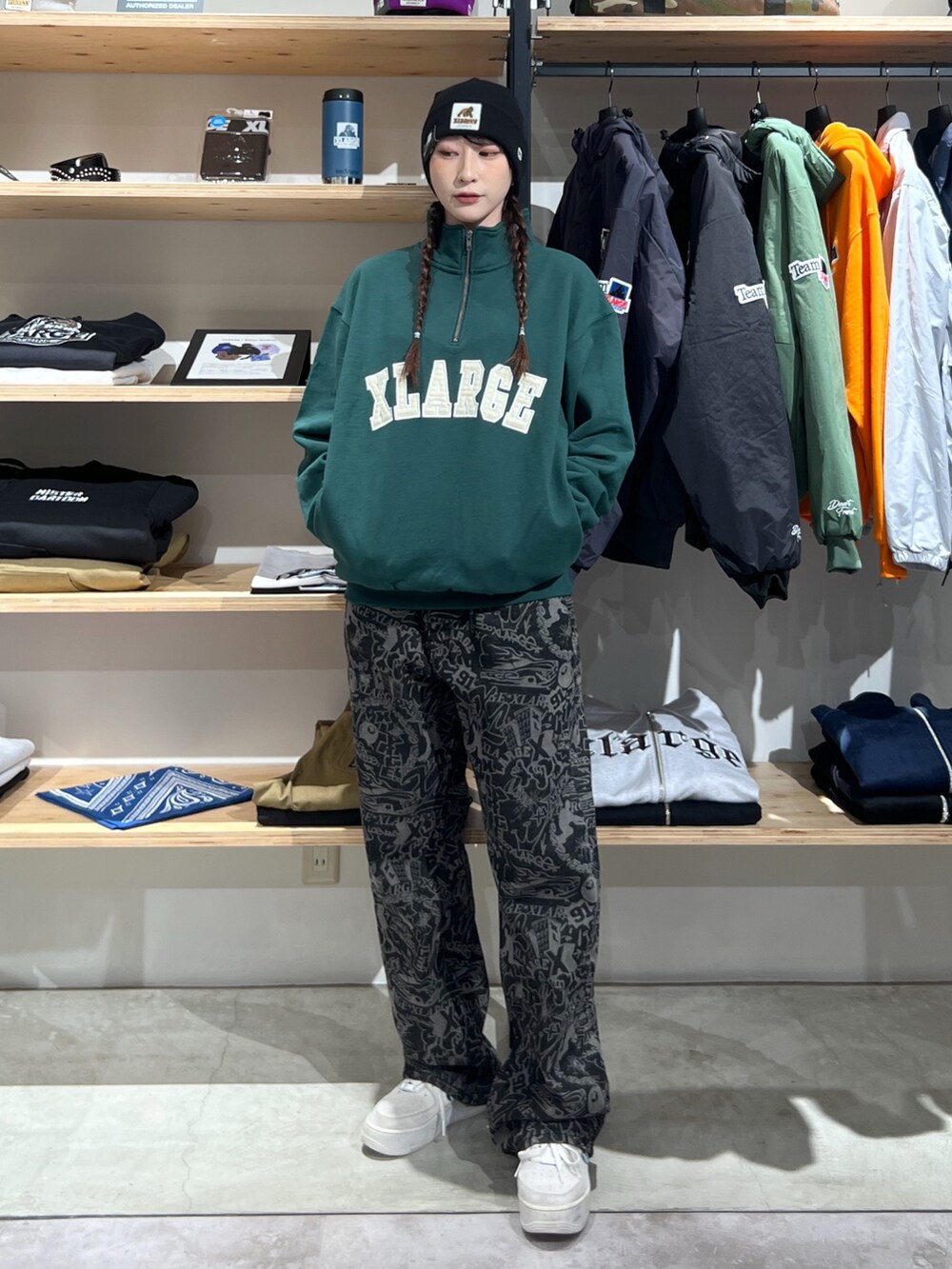 グリーン系のスウェット、ブラック系のデニムパンツ、ブラック系のニットキャップ/ビーニーを着用したレディースの冬コーディネートの3枚目の写真