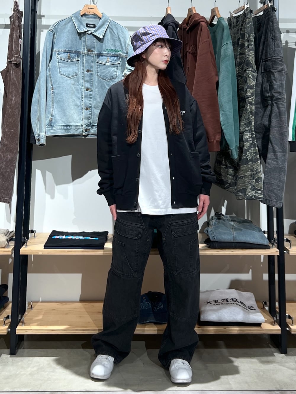 「パンツコーデ、ootd、ブラックコーデ、カーディガン、パンツスタイル、パンツ、ハット、今日のコーデ、ロンT、outfit」｜「XLARGEのPLAID BUCKET HAT（ハット、ブルー系）」を使った、Hinakoさん（レディース・165cm）の春コーディネートの2枚目の写真