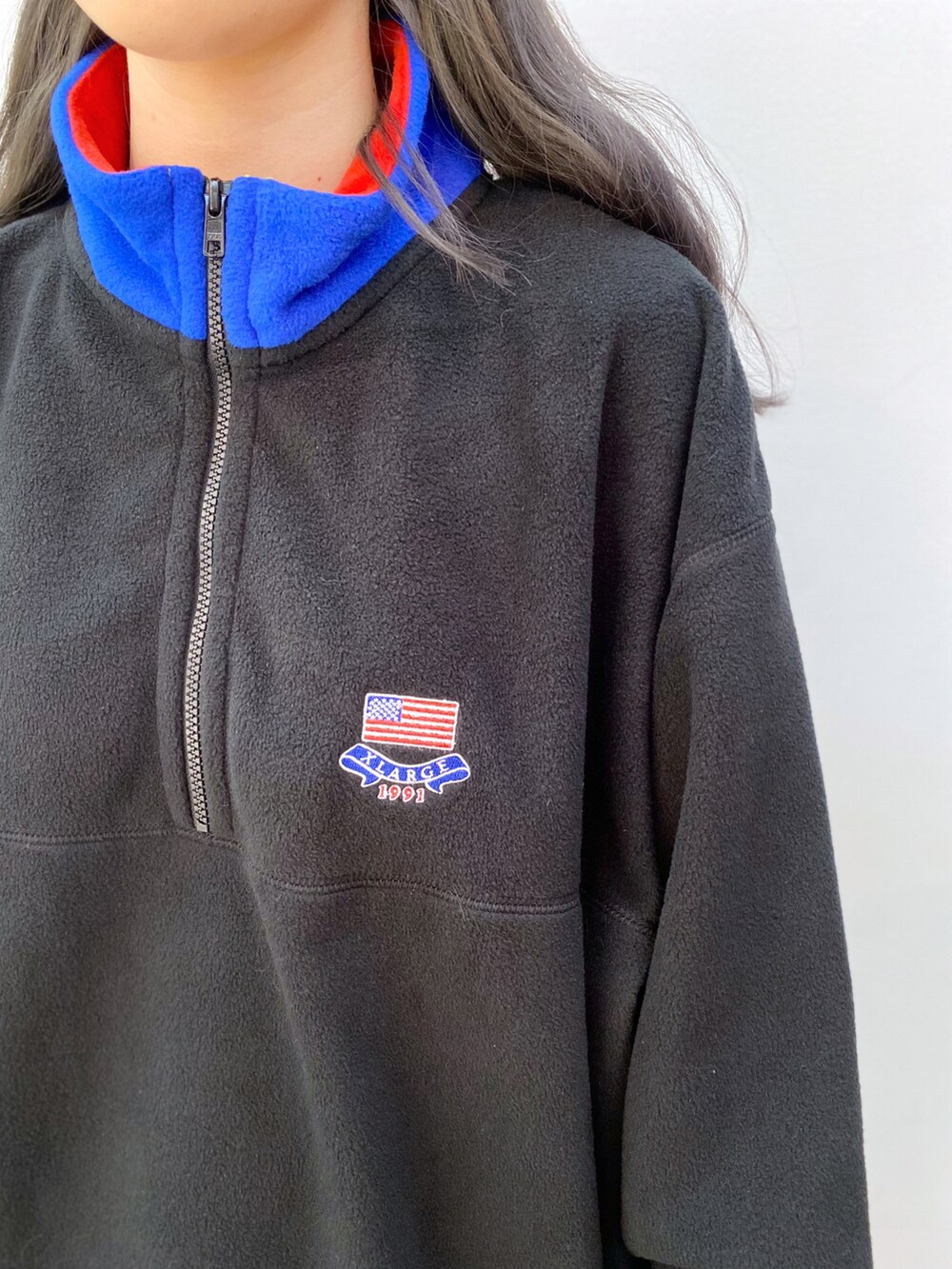 「秋冬コーデ、パンツスタイル、スニーカーコーデ、フリース、キャップ、メンズライク、ストリート、カモフラ」｜「XLARGEのTEAM LOGO 2TONE CAP（キャップ、グリーン系）」を使った、Hinakoさん（レディース・165cm）の冬コーディネートの3枚目の写真
