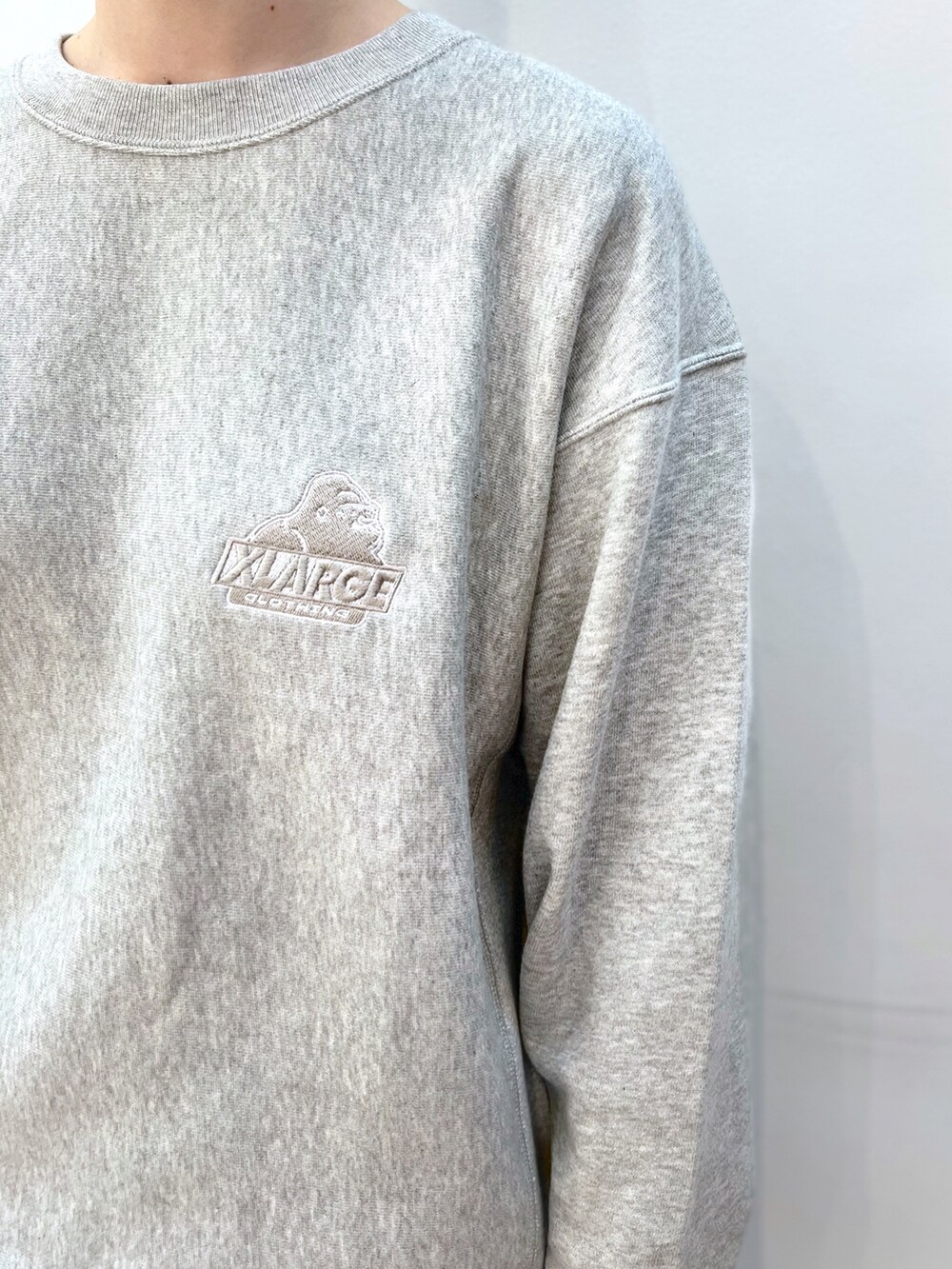 グレー系のスウェット、ブルー系のその他パンツを着用したレディースの春コーディネートの3枚目の写真