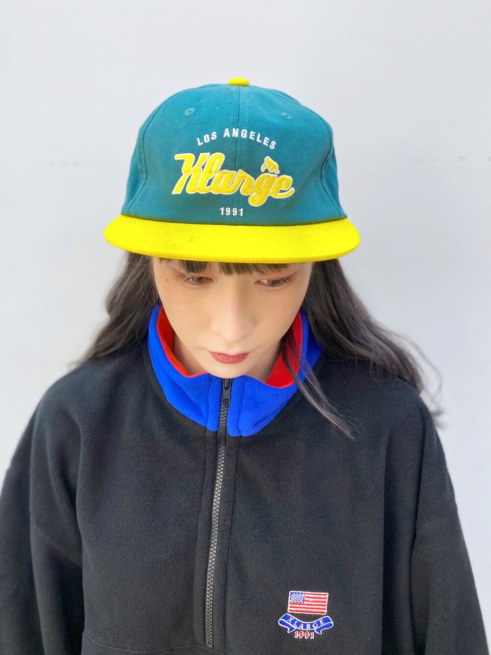 「秋冬コーデ、パンツスタイル、スニーカーコーデ、フリース、キャップ、メンズライク、ストリート、カモフラ」｜「XLARGEのTEAM LOGO 2TONE CAP（キャップ、グリーン系）」を使った、Hinakoさん（レディース・165cm）の冬コーディネートの5枚目の写真