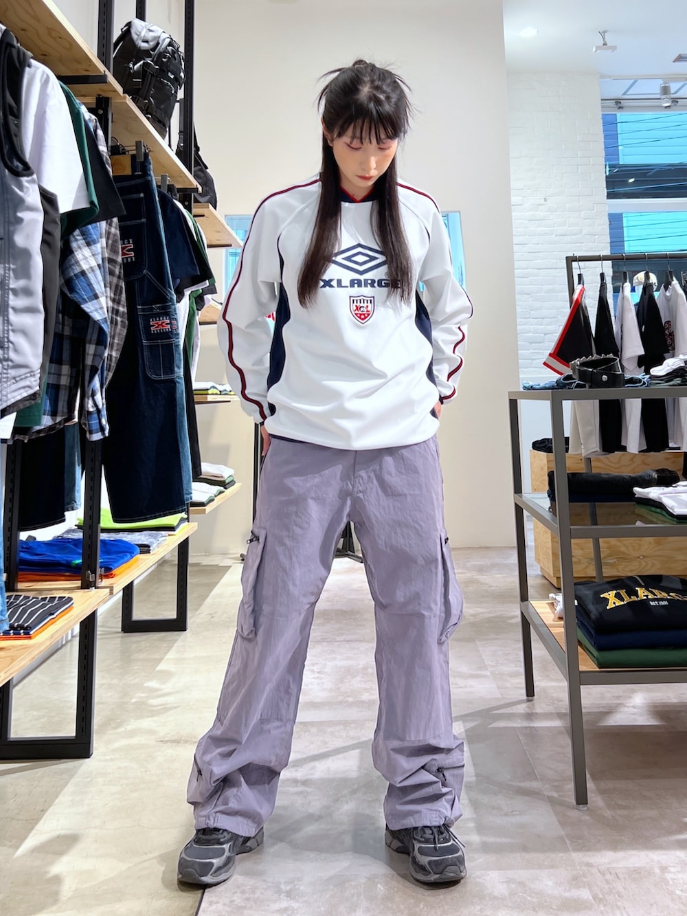 ホワイト系のTシャツ/カットソー、グレー系のその他パンツを着用したレディースの春コーディネートの2枚目の写真