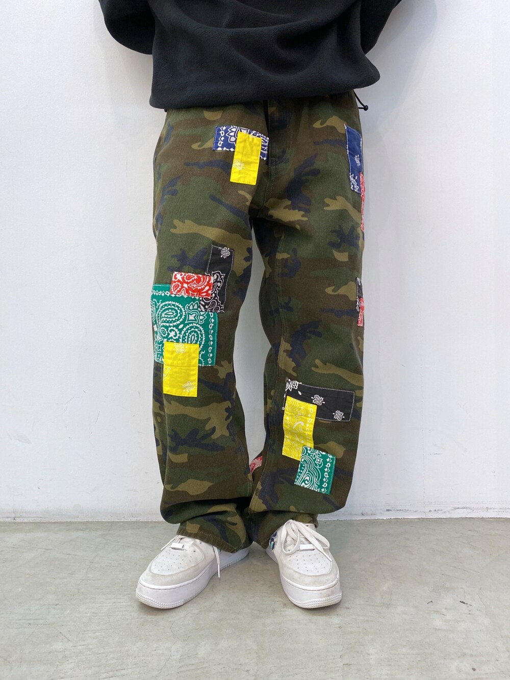 「秋冬コーデ、パンツスタイル、スニーカーコーデ、フリース、キャップ、メンズライク、ストリート、カモフラ」｜「XLARGEのTEAM LOGO 2TONE CAP（キャップ、グリーン系）」を使った、Hinakoさん（レディース・165cm）の冬コーディネートの4枚目の写真