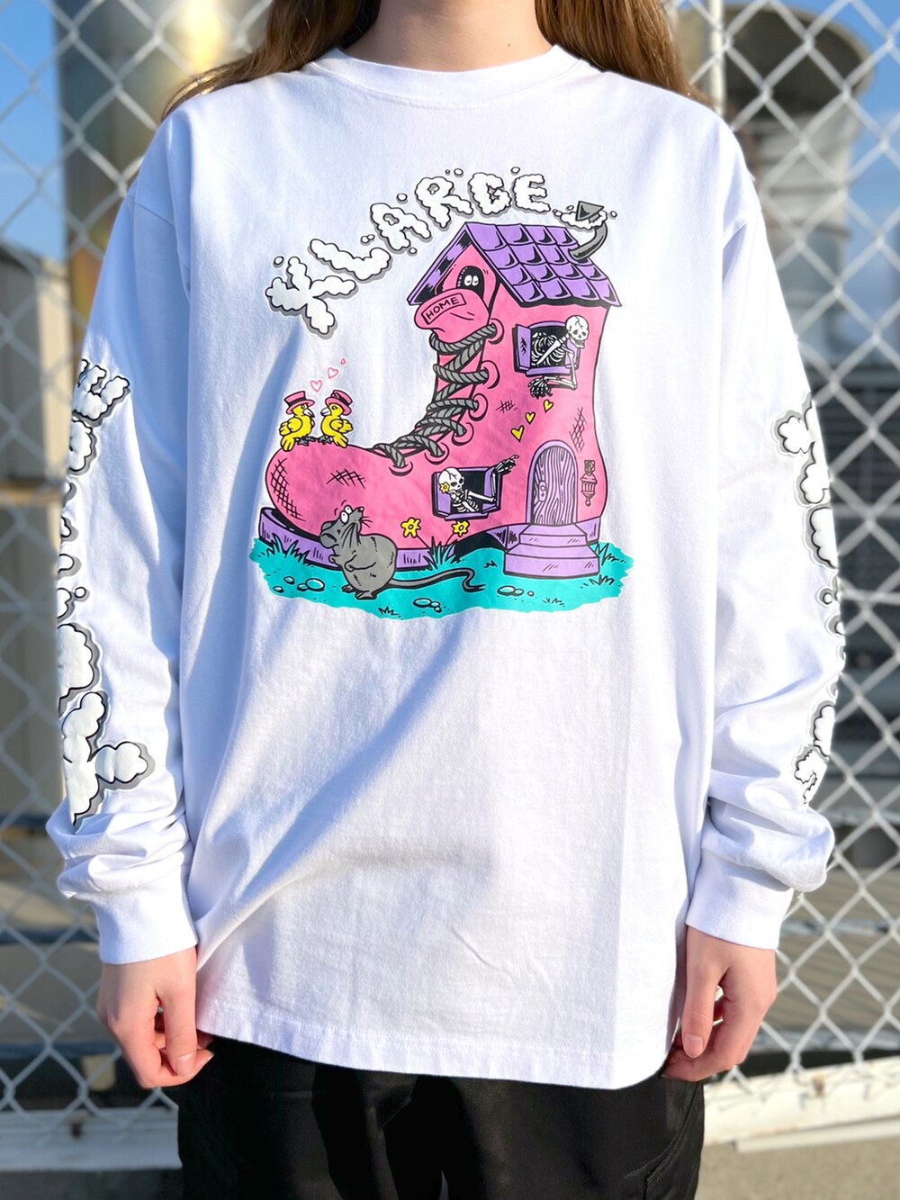 ホワイト系のTシャツ/カットソー、ブラック系のデニムジャケット、ブラック系のその他パンツを着用したレディースの春コーディネートの4枚目の写真